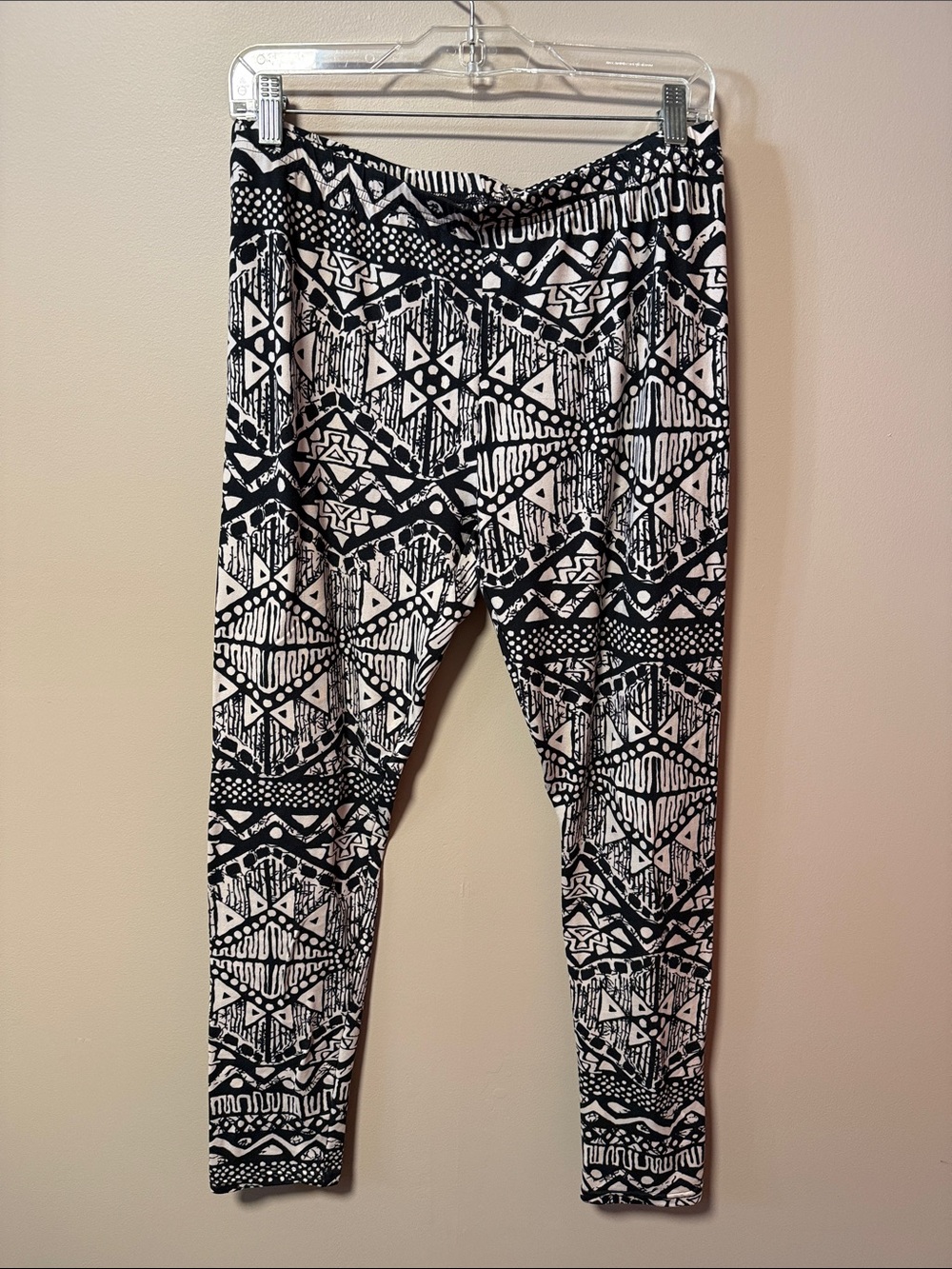 Bobbie Brooks Black & White Aztec-Style Leggings